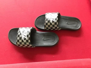 nike checkerd flip flops size 10 - Picture 1 of 7
