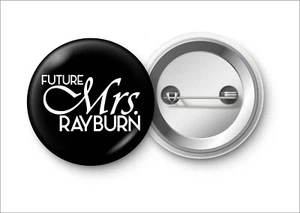 Future Mrs individueller Pinback Button Junggesellinnenabschied Hochzeit Geschenk Frau Frau Frau Leben - Bild 1 von 2