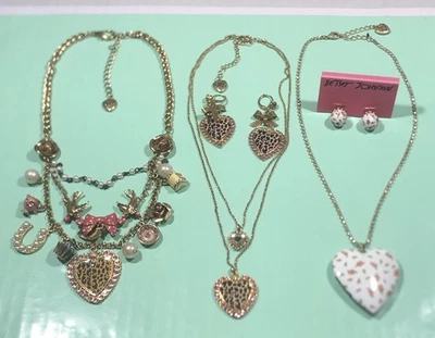 Lote de 3 collares y dos pares de pendientes Betsey Johnson Tea Party  Foto 1 de 4
