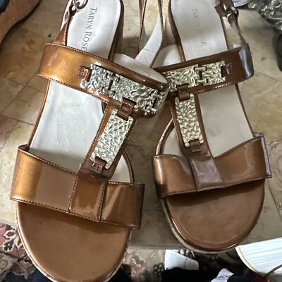 Sandalia plataforma charol Taryn Rose para mujer 10 placas de carmelo dorado Noel Foto 1 de 4