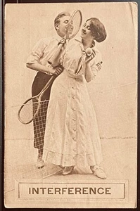 POSTAL DE TENIS~INTERFERENCIA~ROMÁNTICA PAREJA JOVEN ABRAZO RAQUETAS DE TENIS - Imagen 1 de 3