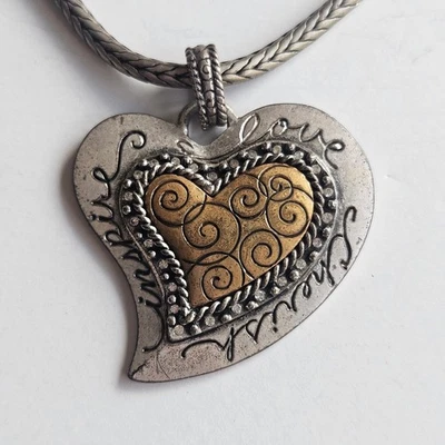 Collar Colgante Corazón Tono Plata Chicos Live Love Laugh Script Acento Foto 1 de 4