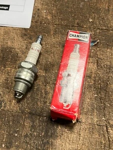 Fits Champion Spark plugs RL82YC G20 - Picture 1 of 4