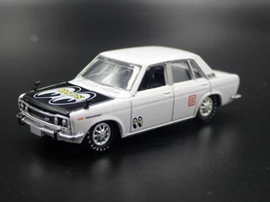 1967-1973 Datsun Bluebird 1600SSS Mooneyes 1:64 Diorama Scala Modellino Auto - Foto 1 di 6