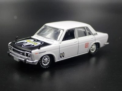 1967-1973 Datsun Bluebird 1600SSS Mooneyes 1:64 Diorama Scala Modellino Auto - Immagine 1 di 4