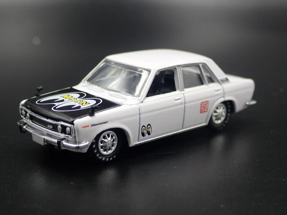 1967-1973 Datsun Bluebird 1600SSS Mooneyes 1:64 Diorama Scala Modellino Auto - Immagine 1 di 4