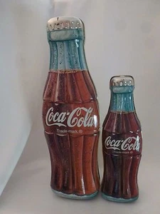 Juego de dos cajas de baratijas de lata para anidar botellas de Coca Cola 1997 9 1/2 pulgadas - Imagen 1 de 8