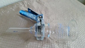 Juego de embudo de filtración al vacío graduado de vidrio Millipore 300 ml con abrazadera de metal - Imagen 1 de 2
