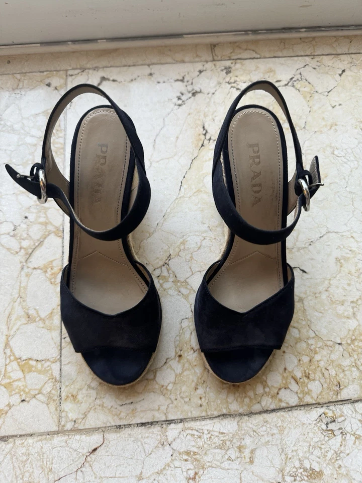 Sandalias Prada de gamuza azul marino con cuña punta abierta, talla 7,5 / 37,5 - EXCELENTE estado Foto 1 de 4