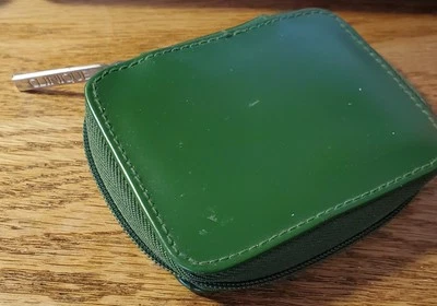 Linda bolsa de lápiz labial Clinique compacta verde con cremallera con espejo Foto 1 de 4