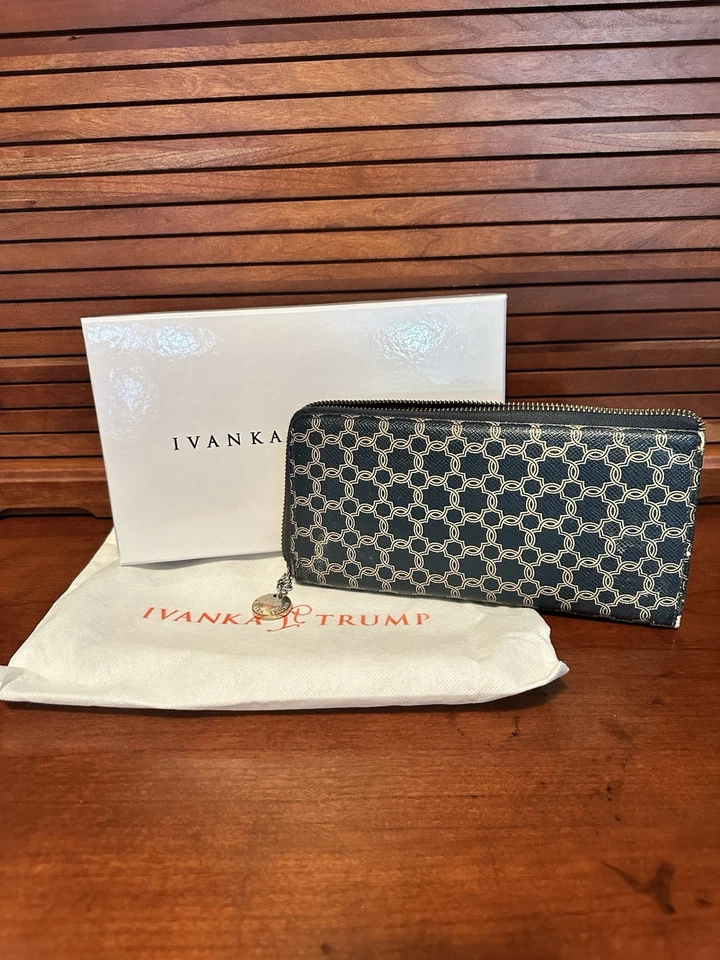 Bolsa carteira Ivanka Trump azul estilo embreagem #ITS082 com capa de poeira e caixa - Imagem 1 de 4