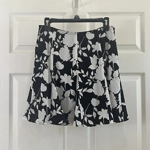 Banana Republic Skirt Size 4 Black White Floral Ruffle Bottom Zip Back Lined EUC - Picture 1 of 10