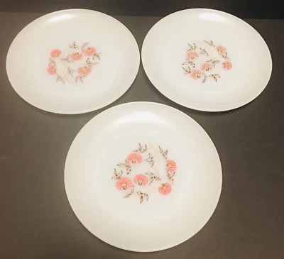 Platos de ensalada de vidrio con leche Fire King vintage de 7" con flores en el centro - 3 platos Foto 1 de 4