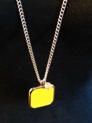 Colar Ann Taylor tom de prata com quadrado amarelo e cristal de strass ~ 32 pol. - Imagem 1 de 4