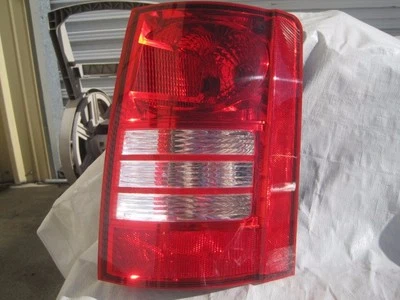 Conjunto de luces traseras Mopar 05113200AB Chrysler Town & Country lado derecho minivan Foto 1 de 4