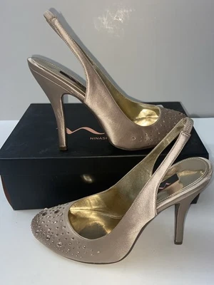 Nina JOLIE Champagne Satén Puntera Cerrada Tacón Talla 9 Correa de Estrás Adornada Foto 1 de 4