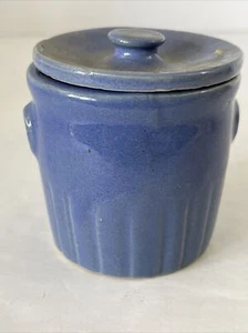 "Frasco de cerámica acanalado azul miniatura vintage con asas y tapa de 2 3/4"" de alto" - Imagen 1 de 9