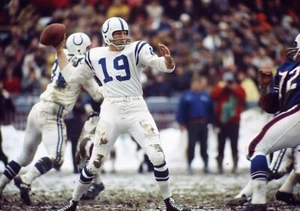 JOHNNY UNITAS BALTIMORE COLTS HALL OF FAME LEGEND IN THIS ACTION 8X10 PHOTO - Picture 1 of 1