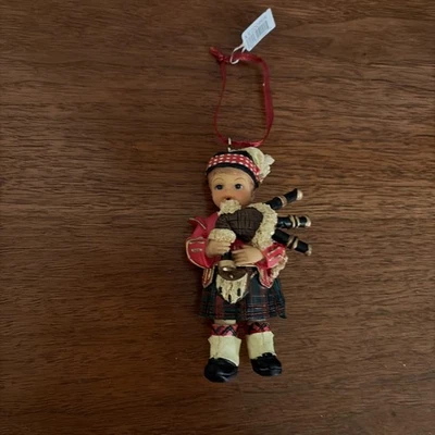 De Colección Resina Escocesa Niño Escocés Rojo Cuadros Gaitas Jugador Muñeca Adorno 4" Foto 1 de 4