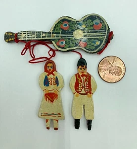 Chitarra vintage in miniatura in legno dipinta a mano due bambole Croazia - Foto 1 di 3