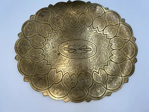 Stunning Vintage Brass Decorative Etched Serving Plate Platter Tray Scallop Edge - Picture 1 of 9