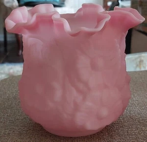 MINT VINTAGE FENTON ROSE SATIN 1970'S VASE EMBOSSED  FLOWERS RUFFLE TOP  - Picture 1 of 15