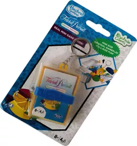 Hasbro Trivial Pursuit Keychain Mini Game Full Size Travel Portable Mystery Game - Foto 1 di 2