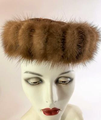 Sombrero Pastillero Visón Años 50 De Colección Personalizado Coser a Mano Red Arco Satinado Hecho en Unión EE. UU. Excelente Foto 1 de 4