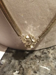 SILBERFARBENE HALSKETTE MIT KLAREM STRASS IM SCHLANGENSTIL  - Bild 1 von 10