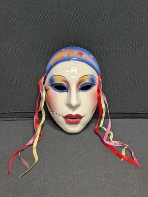 Máscara de arlequín Clay Art San Francisco EE. UU. Mardi Gras estrellas azules sobre rostro Foto 1 de 4