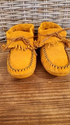 Mocasines de gamuza amarilla hechos a mano con flecos detalle de encaje talla 7 Foto 1 de 4