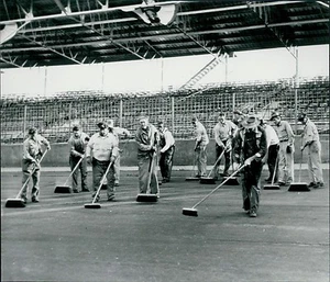 1949 AP Wire photo cleaning crew sweeps speedway track b4 Indianapolis 500 race - Picture 1 of 2