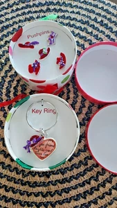 Llavero sombrero rojo y juego de pasadores cajas de regalo de vacaciones relleno de medias - Imagen 1 de 6