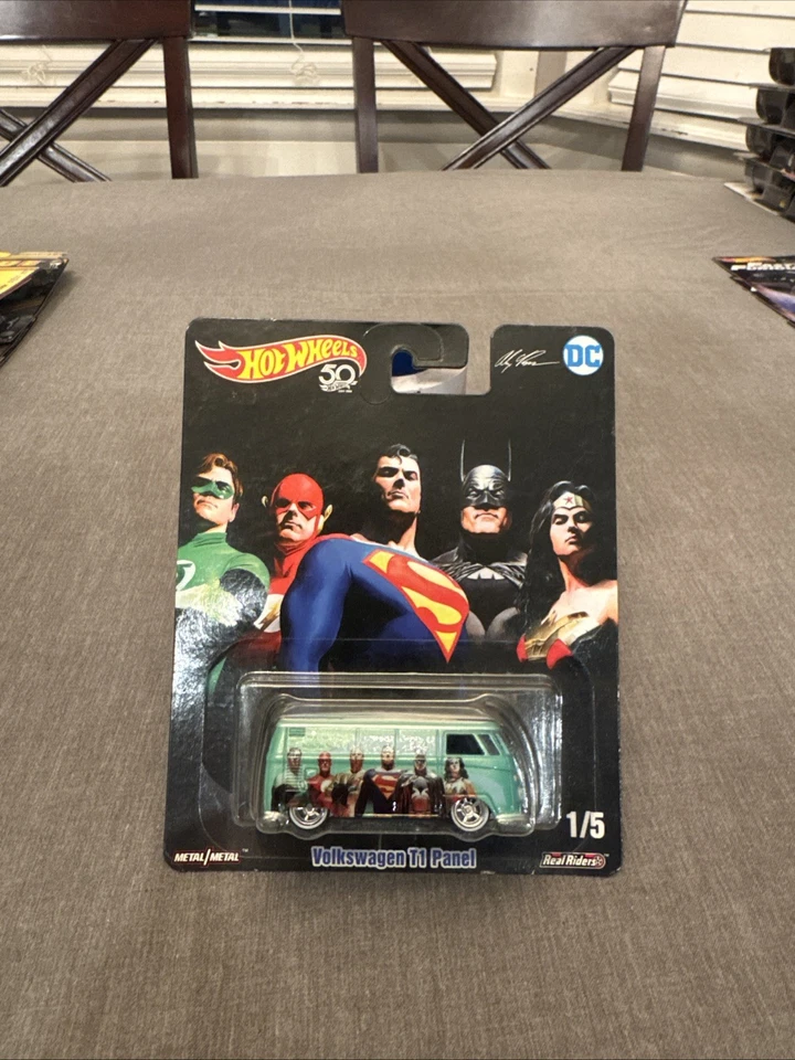 Hot Wheels Pop Culture DC Comics Superman Volkswagen T1 Panel Bus 1/5 (esquina) Foto 1 de 2