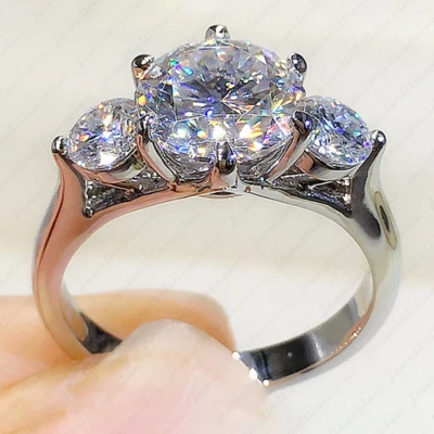 Обручальное кольцо с тремя круглыми камнями муассанит 4,25 карата с покрытием из белого золота 14 карат - Изображение 1 из 4