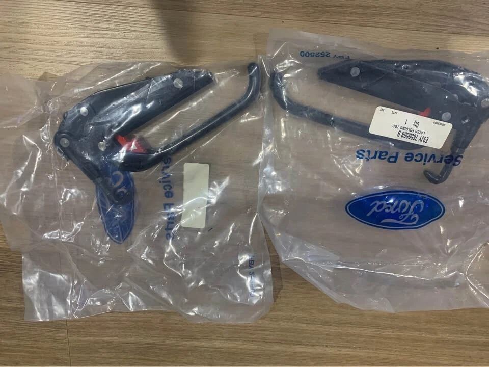 Ford Capri Convertible Roof Latch latches NEW NOS Genuione Ford — 第 1/1 张图片