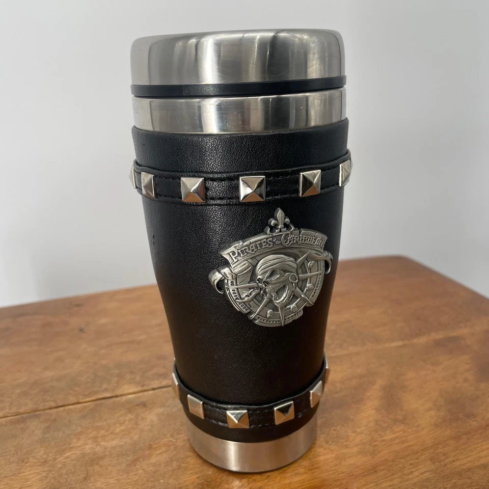 Vaso de viaje Piratas del Caribe parques Disney tachonado imitación cuero calavera Foto 1 de 4