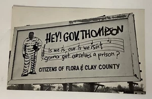 FLORA ILLINOIS POSTKARTE - SIND WIR ES, WERDEN WIR UNS KEIN GEFÄNGNIS BESORGEN? - Bild 1 von 4