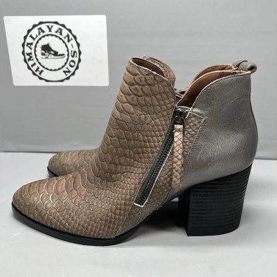 Donald J. Pliner Edyn Side Zipper Ankle Boot Snake Embossed Cowgirl Women Sz 8.5 - Image 1 of 4