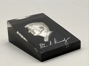 Vtg J.V. JFK KENNEDY John Varone N Hines LUCITE PAPERWEIGHT SCULPTURE - Picture 1 of 5