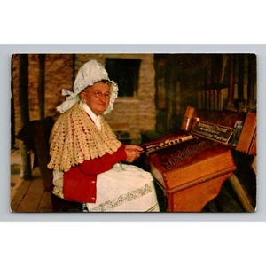 Postal de colección Knott's Berry Farm tía Nellie jugando Dulcimer Ghost Town CA sin usar - Imagen 1 de 2