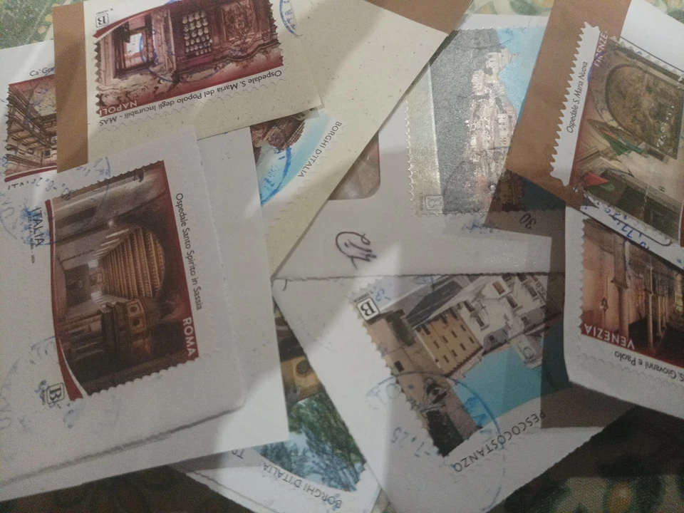 2024 Lotto Af+Bf+CF di 137 francobolli usati su frammento differenti Foto 1 de 1