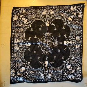 BANDANA DE CALAVERA por CREWSKULL® EN LÍNEA AGOTADO 21.5" X 21.5" Evaporación Rápida ¡Usado en Excelente Condición! - Imagen 1 de 6