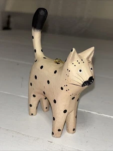 Handwerkliche geschnitzte Holzfigur schwarz gepunktet Volkskunst 4,5 Zoll Katze - Bild 1 von 9