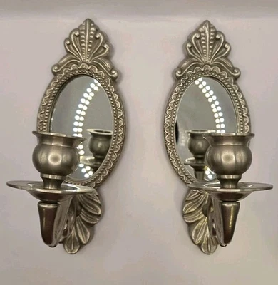 Juego de dos pequeños candelabros aplique de metal adornado plateado con espejos  Foto 1 de 4