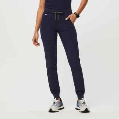 Jogger Petite Zamora azul marino Figs para mujer de alto desperdicio Foto 1 de 4