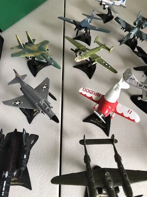 MAISTO Die Cast Replicas 19 Plane 1 Helicopter With Stands - Image 1 of 4