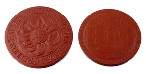 2x versch. Porzellan Medaille Meissen LIGA FÜR VÖLKERFREUNDSCHAFT DER DDR - Picture 1 of 5