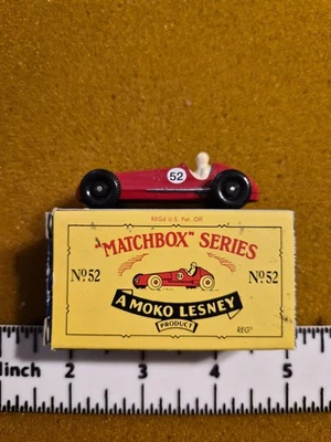 Coche de carreras LESNEY MATCHBOX REGULAR 1-75 52 BRM ROJO Nº5 con conductor Foto 1 de 4