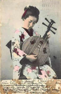 Postal JAPÓN: Dama en Kimono Instrumento de Tocar, Publicado 1906, Coloreado a Mano - Imagen 1 de 2